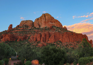 Скалы, покрытые зеленью