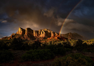 Скалы на фоне радуги
